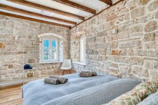 Stunning Views & Hidden Terraces Above the Old Town - 8