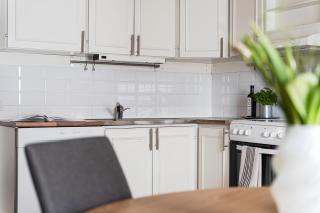 Guestly Homes - 1BR Top Floor Residence with Lake View - 4