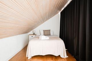 Guestly Homes - 1BR Top Floor Residence with Lake View - 8