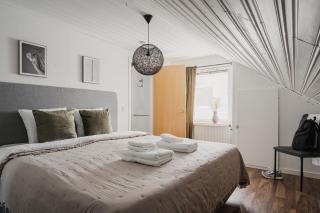 Guestly Homes - 1BR Top Floor Residence with Lake View - 9