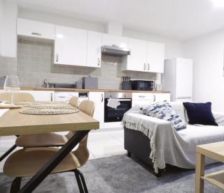 Stylish 3Bed Apt - Prime Location - Sleeps 6 - 0