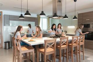 The Strand Waterfront Apartment with 3 Bedrooms, 4 Bathrooms, Private Garage - 6