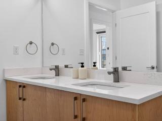 Spacious 3BR / 2BA | Parking - 5