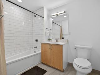 Spacious 2BR for 6 | Free Parking | Near BU & Harvard - 5