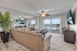 NEW listing! Direct Oceanfront 2-2 - Fully Updated - Heated Pool & Garage Parking - 1