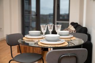 Cozy Leeds City Centre Apartment - Ideal for Long Stays & Contractors - Balcony - Sleeps 3 - FREE WiFi - 2
