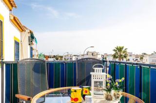 Bungalow mediterráneo con gran solárium y vistas - 8