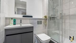 'Meridian Way' 9-Bed Large Premium Executive Apts - 7
