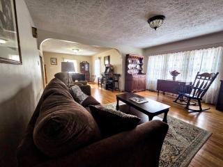 The Baker Farmhouse est 1910 with fire pit and hot tub - 4