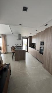 Cozy apartment with lake, sea and mountain views - 3