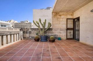 Timeless 3BR Sliema Townhouse with Hot Tub - 2