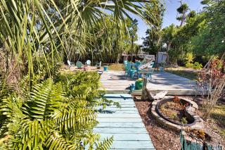 Pet Friendly & Firepit Minutes to Beach Sleeps 6 - 0