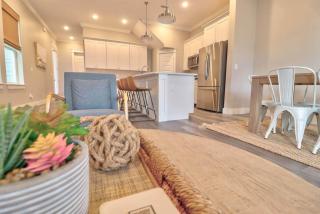 Coastal Style 4/4bth*sleeps 18*4 min walk to beach - 5