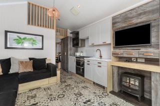 Petite Retreat - Lovely Pod with Hot Tub - 4