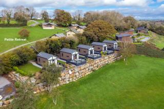 Petite Retreat - Lovely Pod with Hot Tub - 7
