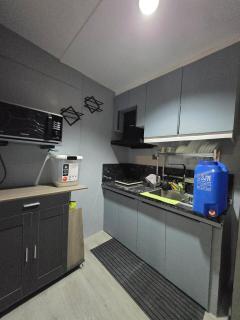 Tiny Home near Clark Airport 1BR, Loft and Netflix - 8