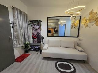 Tiny Home near Clark Airport 1BR, Loft and Netflix - 1