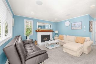 Bright Beach Town Bungalow - 0