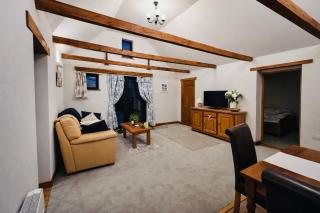 One bedroom converted barn - entire property - 5