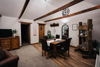 One bedroom converted barn - entire property - 6