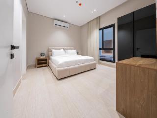 Elegant 2BR Apartment with Self Check-in and Private Parking in Al Rawdah - 8