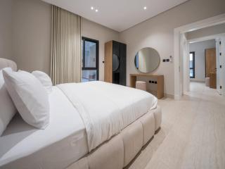 Elegant 2BR Apartment with Self Check-in and Private Parking in Al Rawdah - 4