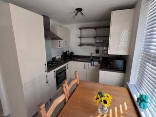 Contemporary 2-Bed Apartment with Parking Bedford - 7