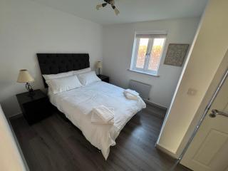 Contemporary 2-Bed Apartment with Parking Bedford - 4