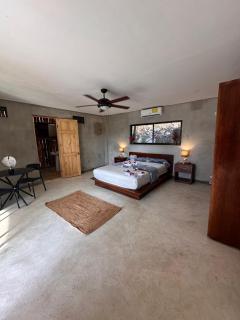 Concrete Jungle Studio with Outdoor Kitchen 4 Min to Beach - 1