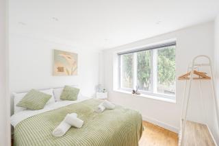 Central Apt-2Bed 2Bath-AC unit-By FabAccommodation - 9