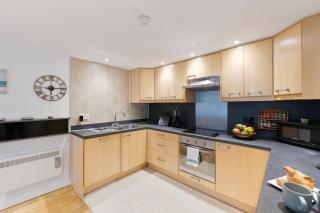 Central Apt-2Bed 2Bath-AC unit-By FabAccommodation - 1