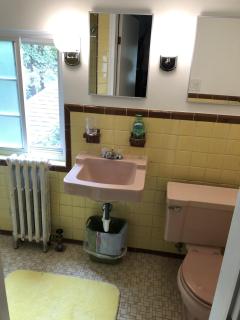 Quiet Way E Side Private 25x30' Loft Great Value 1Qb 1Ba Kitchenette - 4