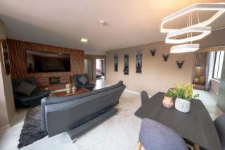 3 bedroom apartment, with arcade machine - 1 block from lleras park p7 - 4