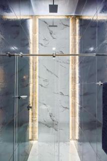 Massive Jacuzzi - 6 Bedroom with Private Bathroom - 1 block from LLeras P11 - 1