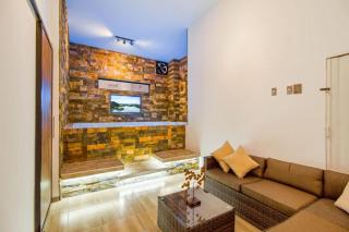 Massive Jacuzzi - 6 Bedroom with Private Bathroom - 1 block from LLeras P11 - 5