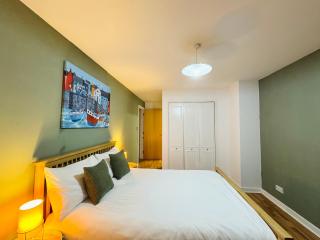 Sunny Spacious Retreat at Prime location with Free Parking and Lift - 2