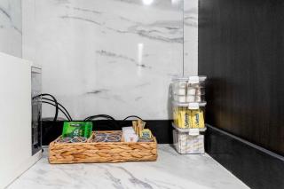 King Bed Comfort - Cozy 1-Bedroom w Full Kitchen - 6