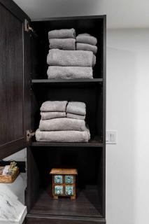 King Bed Comfort - Cozy 1-Bedroom w Full Kitchen - 5