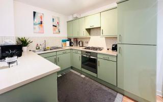 Sunny Spacious Retreat at Prime location with Free Parking and Lift - 8