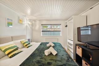 Private 2Bed-Parking & Garden-By FabAccommodation - 3