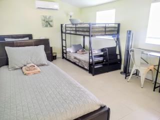 Family, Couples Retreat near Airport, Cruise Port & Beaches - 1