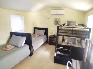 Family, Couples Retreat near Airport, Cruise Port & Beaches - 2
