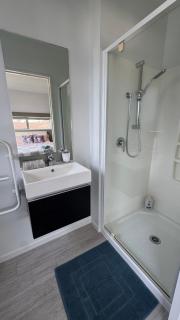 4 beds family retreat next to Riccarton mall - 1