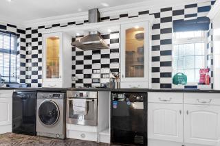 Contractor House - Heathrow & M25, Parking, Wi-Fi - 6
