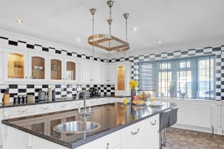 Contractor House - Heathrow & M25, Parking, Wi-Fi - 2