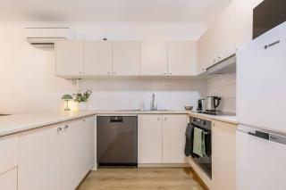 Windsor Base - Steps to Shopping, Dining & Nightlife - 8