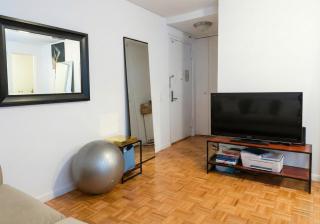 Skyline with Hudson Views Modern Battery Park Stay - 6