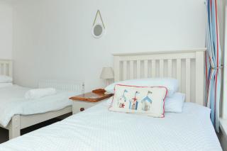 2 Bed beach front apartment with spectacular views overlooking Viking Bay - 2