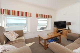 2 Bed beach front apartment with spectacular views overlooking Viking Bay - 6