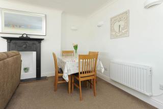 2 Bed beach front apartment with spectacular views overlooking Viking Bay - 4